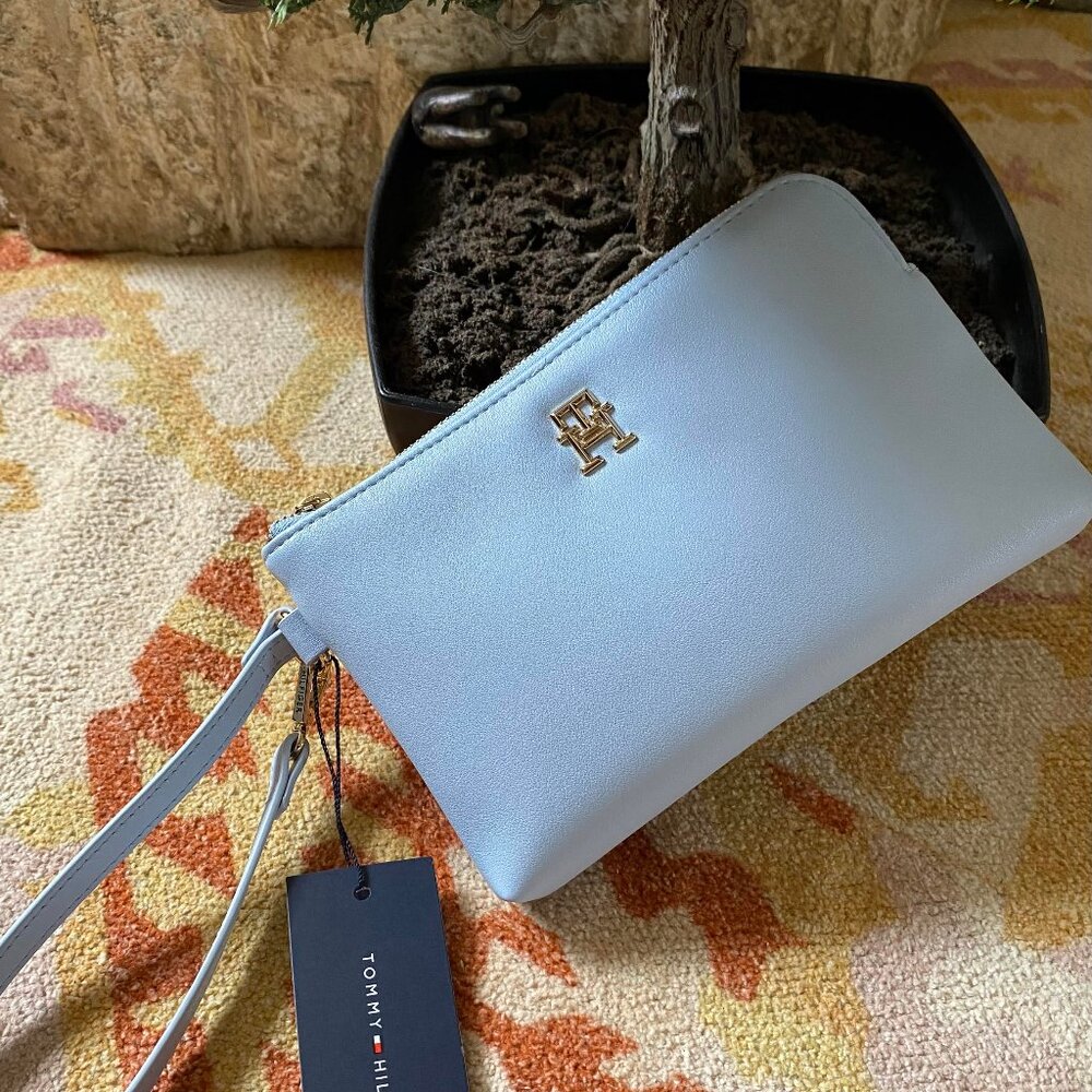 Tommy Hilfiger Light Blue Wristlit NWT - Picture 10 of 12